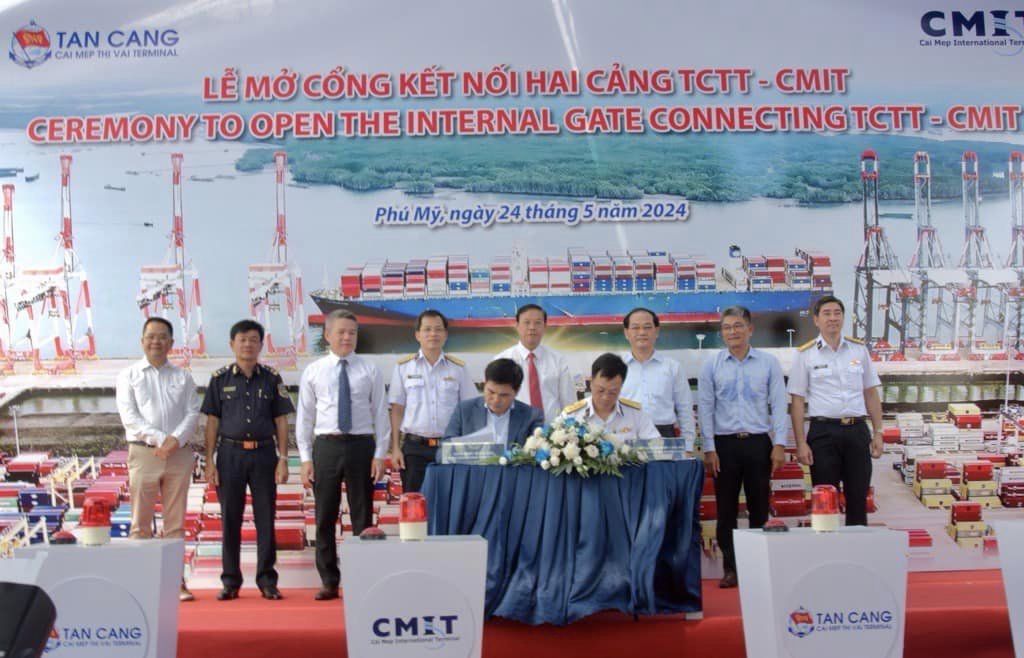  Liên doanh 2 bến cảng lớn là Tân Cảng CMTV (TCTT) và bến cảng Quốc tế Cái Mép (CMIT) đã tổ chức buổi lễ mở cổng kết nối cảng